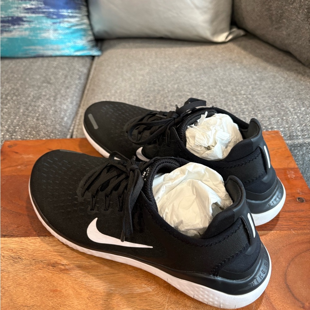 Size 9 1/2 Free Run Nike Tennis Shoes